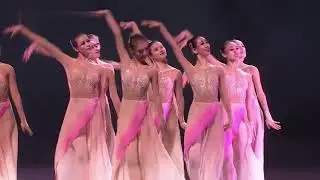 Chinese Ballet Colorful Clouds Chasing the Moon