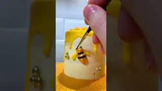 How cute is this teeny tiny cake? #beehive #cake #satisfying