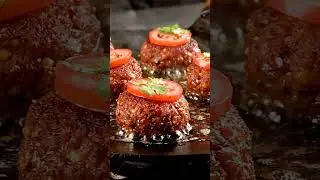 Шашлычки чапли, шипящие на плоской сковороде &ndash; сочные, пряные и свежеприготовленные.
