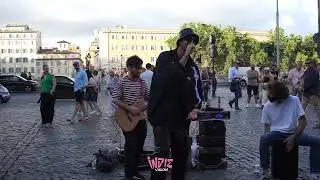 Carl Brave canta 