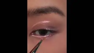 Did you know you can use our Chroma-Glow Bloom Liquid Highlighter as eyeliner? 🤩