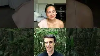 Лина Нури, влиятельный блогер в сфере моды и красоты и участница нейродинамического дыхательного тренинга, берёт интервью у Майкла Стоуна