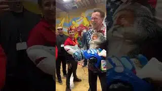 🎅Санта-Нольд Шварценеггер дарит праздничные подарки и оказывает общественную помощь 💪тренеру Рона...