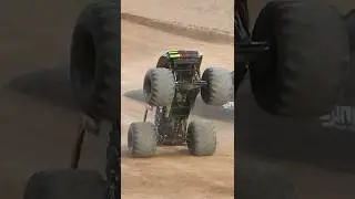 Выполнение трюков на монстр-траках &mdash; Чандлер, Аризона &mdash; 2xtreme Monster Trucks
