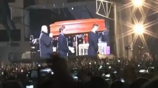 Napoli - Pino Daniele, la folla canta durante i funerali -live- (07.01.15)