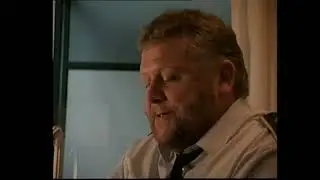 Jens Okking som lufthavnspolitibetjent 1