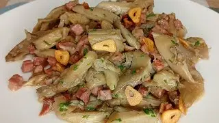 Setas al ajillo perfectas, con jamón y el ajo en su punto.