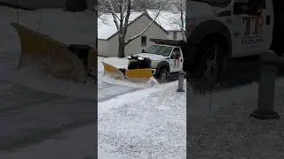 Xe chạy qua&hellip;Tuyết sạch&hellip;Muối rơi&hellip;Đ&ocirc;ng ở lại/Salt Truck in a silent Winter #Shorts#WinterVibes#Snowday