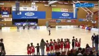 Basketball: Wurf in den Korb von der Mittellinie