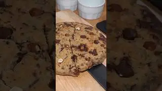Cookie g&eacute;ant &agrave; la po&ecirc;le 🍪 #cookie #g&acirc;teau #patisserie #recettefacile #cuisine