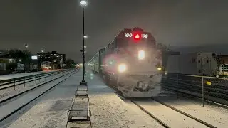 Metx 100 hauls an outbound into oak park station with a red gyra light! 1/30/26