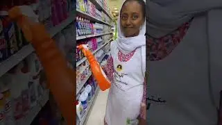 فصلة فيصل بن طلال مع عاملتهم الجديدة واطلعت ماتعرف تتكلم عربي ولا انجليزي وتورط معها😂