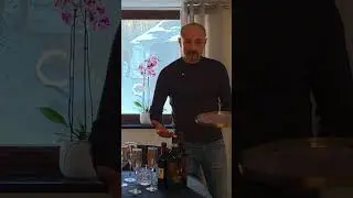 Трудности подачи напитков с коктейльным подносом в оживленном ресторане! Видеоурок для официантов.