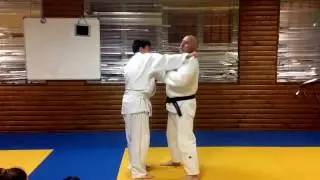 Forma 1 de ataque con agarre alto de Uke