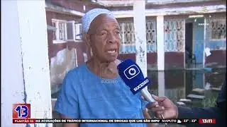VOVÓ MARTA “VIVE NA ÁGUA” NA MATOLA: IDOSA É OBRIGADA A CIRCULAR SOBRE BLOCOS, APESAR DA IDADE