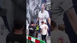 HARRY KANE & FAMILY VISIT MURAL: The Tottenham & England Striker Visits and Signs 
