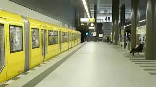 U-Bahn Berlin Ausfahrt H01 5044 und Einfahrt F-Zug am Hauptbahnhof 