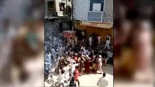 Police in Karachi clash with worshipers gathering outside mosque