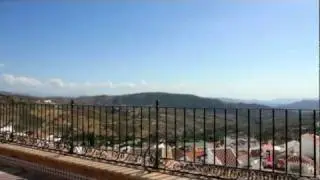 Casarabonela HD: villa blanca bañada por el agua. Provincia de Málaga y su Costa del Sol