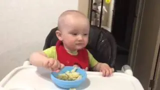 В год кушает сам макароны