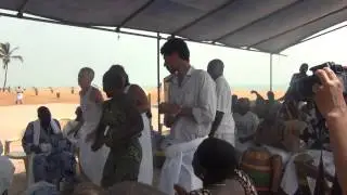 Alissan, nosso amigo franc&ecirc;s e Rios em ritual na praia de Aneho, Togo. Dez.2013.