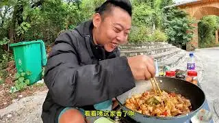 小三轮进入广西桂林，漓江边露营做饭吃，猪头肉大烩菜真下饭！