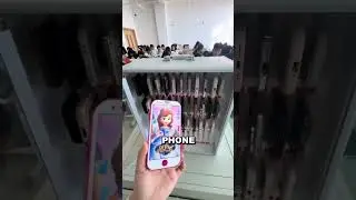 Учитель конфисковал телефон ученика перед тестом.