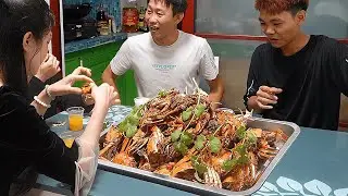 表妹送大闸蟹，电瓶哥下厨搞香辣，一群人吃上头现场直接蹦迪