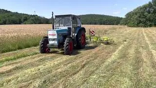 Claas Volto 60 mit Schwadtuch und Eicher 4072