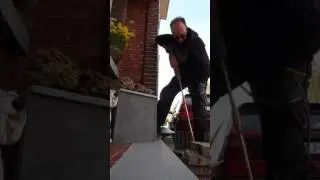 Aardingspen in de grond kloppen met klop of kapmachine gaat vanzelf zonder problemen