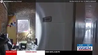 &lsquo;Stop, bro&rsquo;: Body cam shows Keokuk Police responding to deer break-in at hair salon