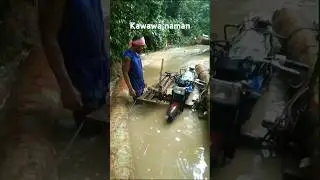 Oh my,what a pity.The flood caught the motorbike.