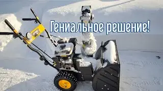 После мощного снежного циклона в Москве. Уборка снега снегоуборщиком.