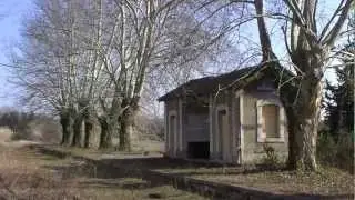 Trains:Vieille voie ferrée desaffectée.Vieille gare d'Aubignan-Loriol du comtat