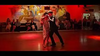 Sebastian Jimenez y Raquel Makow, na Milonga del Viernes, en 13/09/24. Juan D'Arienzo-Yapeyu-1/5