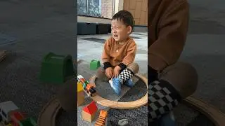 Building wooden train tracks 🚂 기찻길 조립하는 토들러