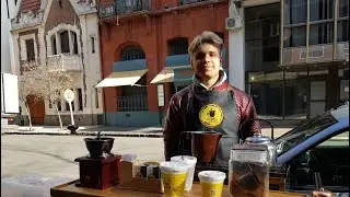 Tuvo que dejar la escuela y se puso a vender caf&eacute; en la calle
