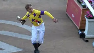 【札幌記念2024】岩田騎手 表彰後に恒例の優勝カップを観客へ・・!? 口取りに向かう時にはグリコポーズ 現地映像 ノースブリッジ