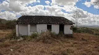 NINGUÉM QUIS MORAR AQUI CASA ANTIGA NA BEIRA DA ESTRADA, ESSA RESISTE AO TEMPO