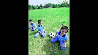 শিক্ষার্থীরা বালিশ খেলা খেলছে
