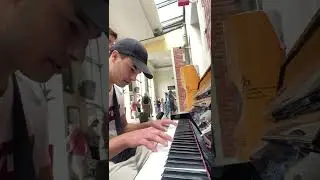 Je prank un ados au piano gare de Toulon