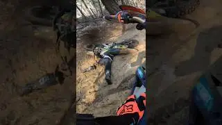 Застряла под велосипедом в грязевой яме