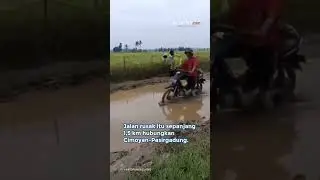 Jalan Hancur Berlumpur di Pandeglang Bikin Guru Terperosok sampai Nangis