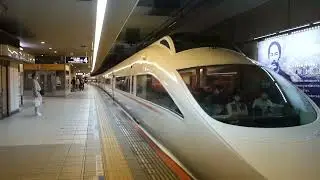 ミュージックホーンを鳴らしながら成城学園前駅に入線するVSE