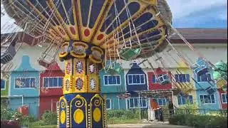 Keseruan Naik Ayunan Putar