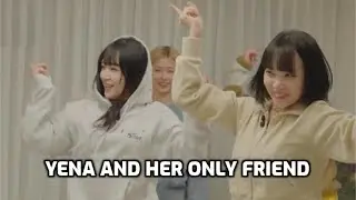 Yena and Chaewon dance to FEARLESS on HyeMiLeeYeChaePa