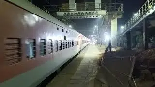 22149 ERNAKULAM PUNE SF EXPRESS ARRIVING AT SAWANTAWADI ROAD STATION 