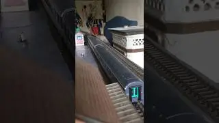Arriv&eacute;e de l&rsquo;intercit&eacute; en gare de banlieue