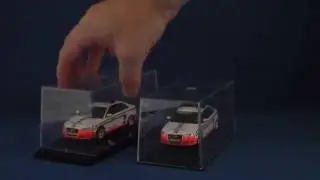 Haubensicherung bei Modellauto-Vitrinenboxen