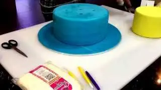 Dowelling a cake with jumbo straws and stacking